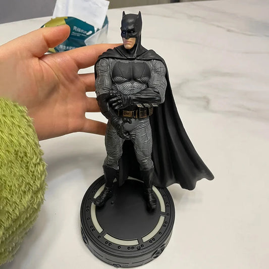 Justice League Batman Deluxe – 21cm Light-Up Model